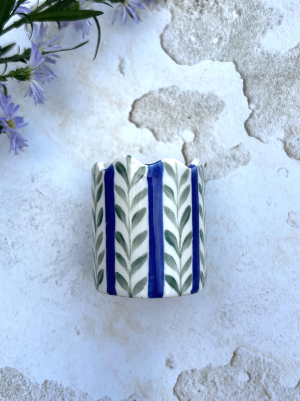Match pot with striker - Trailing Leaves