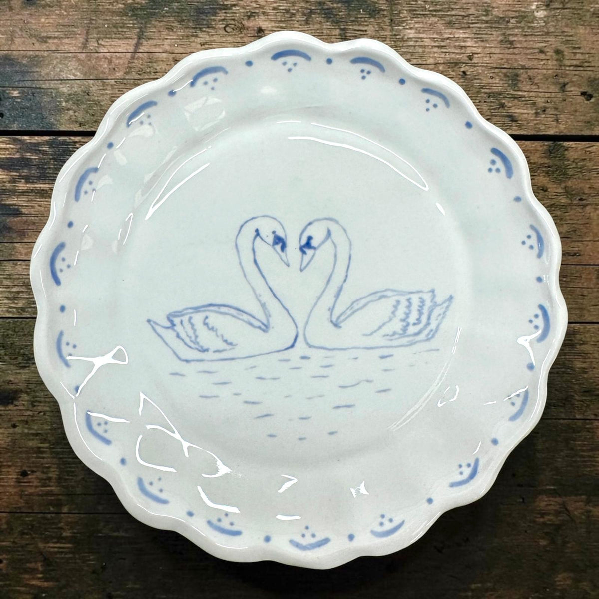 Medium scalloped swan plate